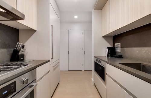 Rose Hill Apartamento | Luxurious One Bedroom in High Rise Above