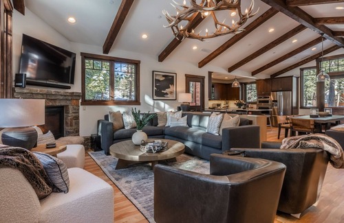 Mammoth Lakes Casa | Luxurious, One of a Kind Home on Golf Course. 2 Private Hot Tubs & Gas Grill