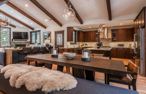 Mammoth Lakes Casa | Luxurious, One of a Kind Home on Golf Course. 2 Private Hot Tubs & Gas Grill