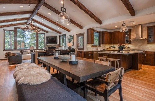 Mammoth Lakes Casa | Luxurious, One of a Kind Home on Golf Course. 2 Private Hot Tubs & Gas Grill