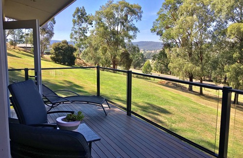 Yarra Glen Villa | Araluen Boutique Accommodation - Hilltop Spa Villa 2