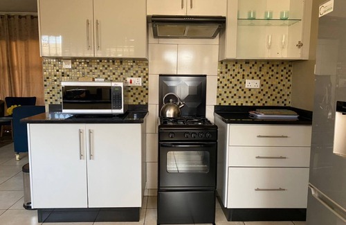 Harare Apartamento | Luxurious 3 bed house, modern open plan- borehole - 2046