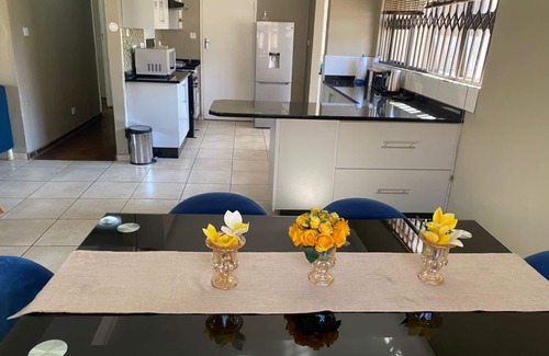 Harare Apartamento | Luxurious 3 bed house, modern open plan- borehole - 2046