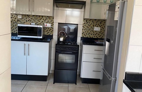 Harare Apartamento | Luxurious 3 bed house, modern open plan- borehole - 2046