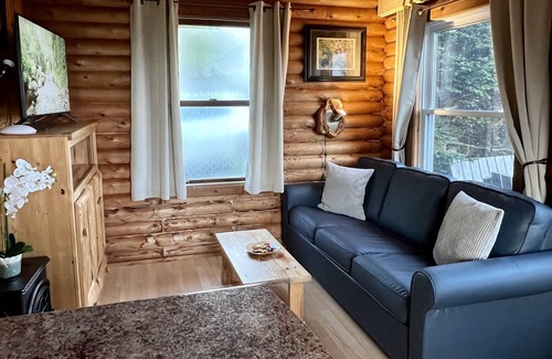 Saint Esprit Cabaña | Cozy Cottage Loon (con lujosa bañera de hidromasaje, impresionante interior de madera y vista al lago)