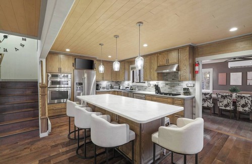 East Stroudsburg Casa | Luxurious Poconos Retreat~Hot Tub, Sauna, Games, Fire Pit, Pets Welcome!