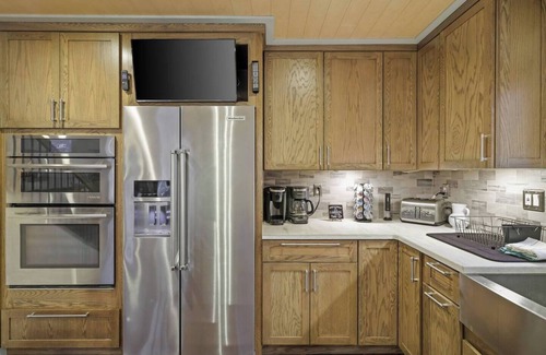 East Stroudsburg Casa | Luxurious Poconos Retreat~Hot Tub, Sauna, Games, Fire Pit, Pets Welcome!