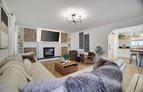 Tobyhanna Casa | Luxurious Pocono Oasis w/Theater, Fire-Pit, Arcade, Spa, Gym, Grill, and Garden