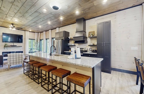 Sevierville Cabina | Luxurious Pool Cabin w/theater room, game room, hot tub, decks, grill, and WiFi