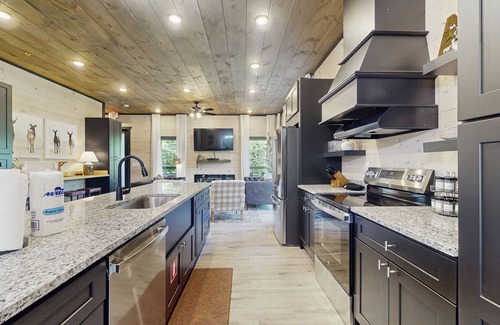 Sevierville Cabina | Luxurious Pool Cabin w/theater room, game room, hot tub, decks, grill, and WiFi