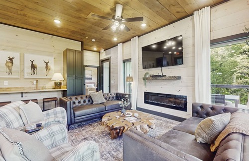 Sevierville Cabina | Luxurious Pool Cabin w/theater room, game room, hot tub, decks, grill, and WiFi