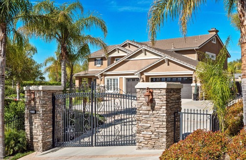 Castaic Casa | Luxurious Pool Resort Style Gated Estate - sleeps 14 - 5 bedrooms 4.5 bath
