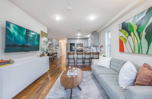 Newark Apartamento | Luxurious, professionally styled 3BR/2BTH w/ Free Parking, near Rutgers University & Quick NYC Access