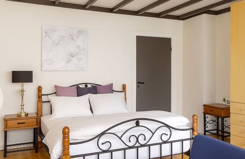 Lillestrom Casa | Luxurious queen bed in DT Serene Villa near Oslo | Lillestrøm K6