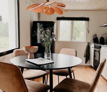 Nye Casa | Luxurious red cottage with wood stove near lake