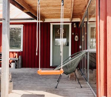 Nye Casa | Luxurious red cottage with wood stove near lake
