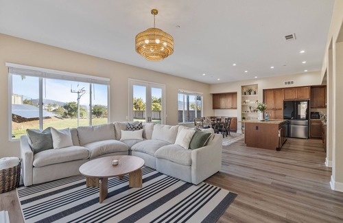 San Diego Casa | Luxurious Redesigned Home in a Prestigious Neighborhood