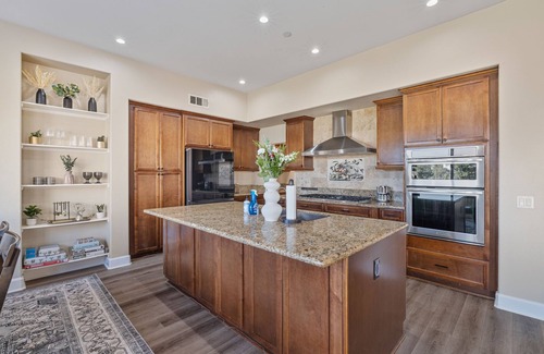 San Diego Casa | Luxurious Redesigned Home in a Prestigious Neighborhood