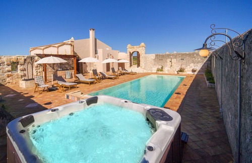 Menfi Villa | Lujoso feudo renovado, vistas al mar, piscina climatizada, jacuzzi exterior