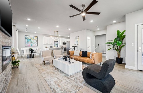 Old East Dallas Condominio | Luxurious Retreat ~ Gated ~ Hot Tub ~ Skyline View of Downtown Dallas ~ BBQ