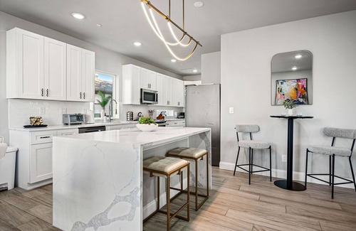 Old East Dallas Condominio | Luxurious Retreat ~ Gated ~ Hot Tub ~ Skyline View of Downtown Dallas ~ BBQ
