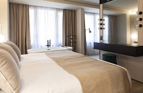 Sant Nicolau Hotel | Luxurious Room in a Fabolous Location! Modern Suite w/ Large Window