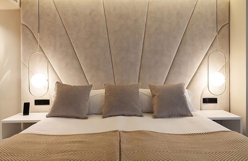 Sant Nicolau Hotel | Luxurious Room in a Fabolous Location! Modern Suite w/ Large Window