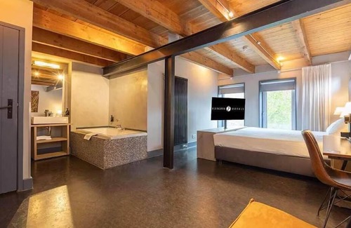Coevorden Hotel | Luxurious Room in Historical Estate – Near Plopsa Indoor Coevorden