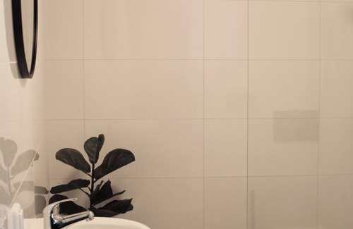 Tilburg Casa | Habitación lujosa, baño recién renovado, uso gratuito de la cocina y la lavadora, y fácil acceso a l