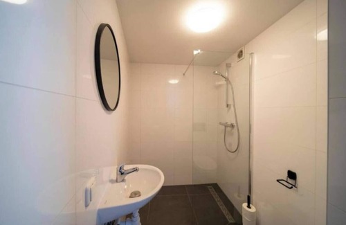 Tilburg Casa | Habitación lujosa, baño recién renovado, uso gratuito de la cocina y la lavadora, y fácil acceso a l