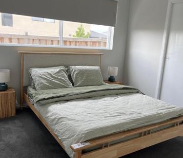 Wollert Cama Y Desayuno | Luxurious room stay- 25 min to Melbourne Airport and next to Hume Freeway