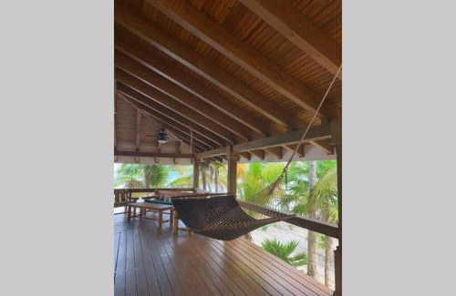 Cayos Cochinos Casa | Luxurious Round Cay