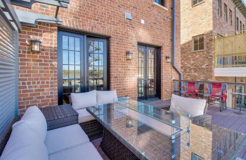 Hitch Village - Fred Wessels Homes Casa | Luxurious Savannah Townhome with River views
