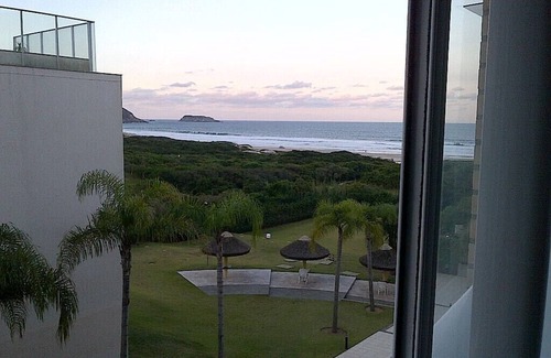 Santinho Apartamento | Lujoso dúplex frente al mar con estructura de resort en comunidad cerrada.