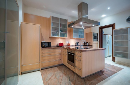 Urbanizacion el Rosario Villa | Lujosa villa orientada al sureste con 5 dormitorios, piscina climatizada, BBQ