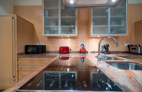 Urbanizacion el Rosario Villa | Lujosa villa orientada al sureste con 5 dormitorios, piscina climatizada, BBQ