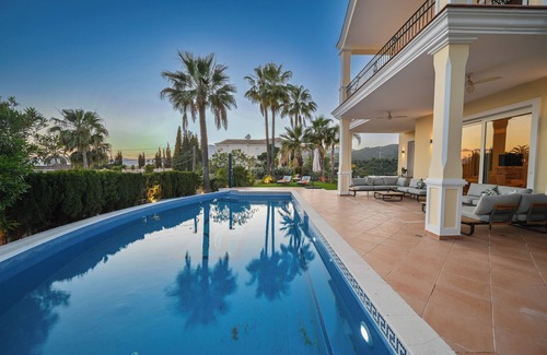 Urbanizacion el Rosario Villa | Lujosa villa orientada al sureste con 5 dormitorios, piscina climatizada, BBQ