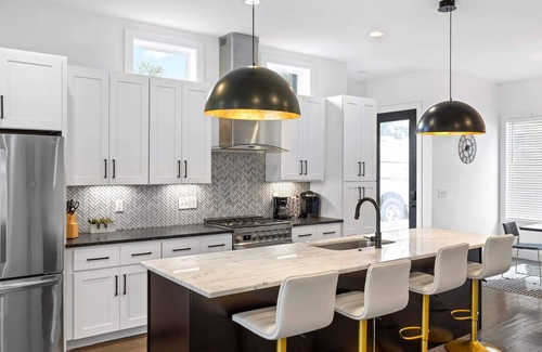 Berry Hill Casa | Luxurious & Spacious Home w/ Balcony - 4 Rooms / 7 Beds!