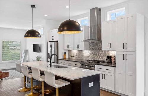 Berry Hill Casa | Luxurious & Spacious Home w/ Balcony - 4 Rooms / 7 Beds!