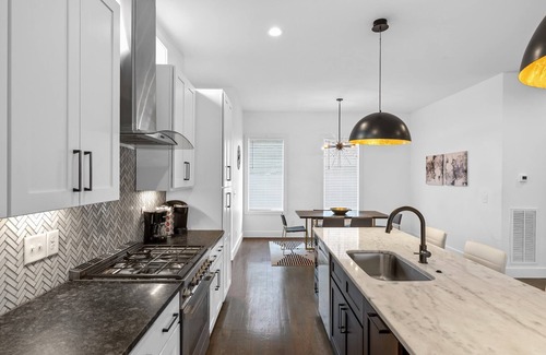 Berry Hill Casa | Luxurious & Spacious Home w/ Balcony - 4 Rooms / 7 Beds!