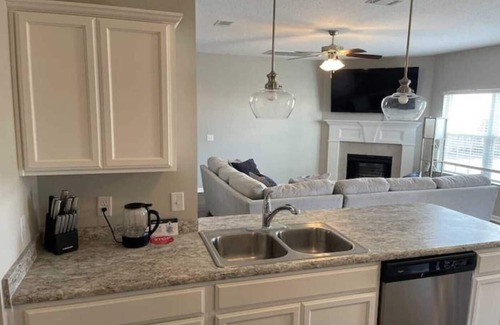 Fleming Casa | Luxurious & Spacious | ♛King Beds, Patio, Backyard