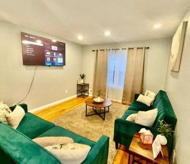 Irvington Apartamento | Luxurious, Spacious, Modern 6 BR Escape with parkings and sleeps up to 16