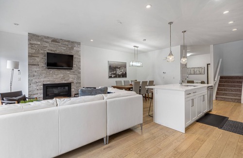 Hillhurst Casa | Luxurious Spacious Private House near City Centre