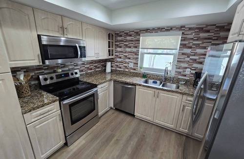 Ludlam Casa | Luxurious & Spacious Townhouse in Prime Location