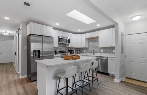 Northwest Casa | Luxurious Stay at Modern Town Center Bungalow