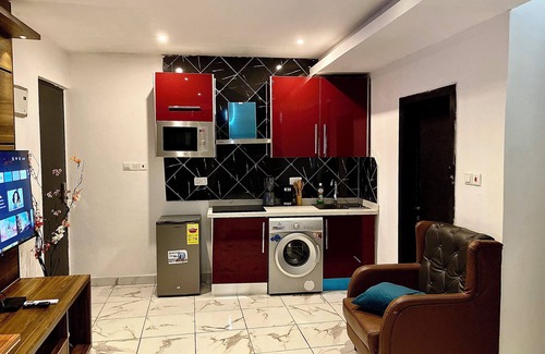 East Legon Apartamento | Luxurious Studio Apartment with Rooftop Pool & Free Airport Pick Up @ East Legon