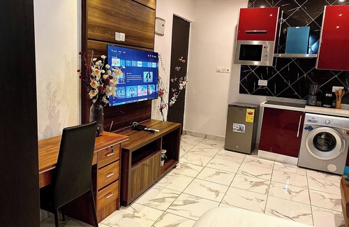 East Legon Apartamento | Luxurious Studio Apartment with Rooftop Pool & Free Airport Pick Up @ East Legon