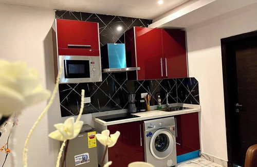 East Legon Apartamento | Luxurious Studio Apartment with Rooftop Pool & Free Airport Pick Up @ East Legon
