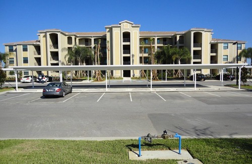 Bradenton Condominio | Lujoso elegante 2 dormitorios y 2 baños condominio con vistas espectaculares.