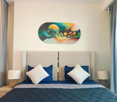 Noida Apartamento | Luxurious suite with city view with The lockwoods